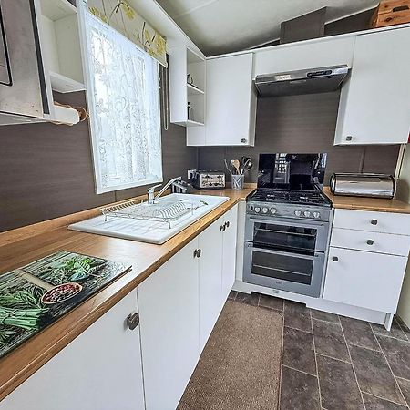 Brilliant Caravan With A Partial Sea View In Suffolk Ref 32026Az Lowestoft Exterior photo